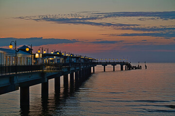 Obraz premium Misdroy(Miedzyzdroje) Seebrücke bei Sonnenuntergang an Ostsee in Polen