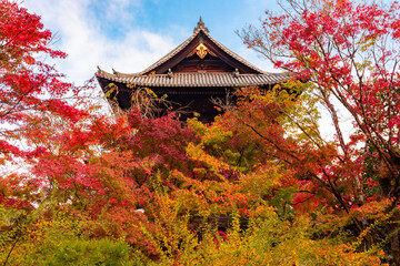 Fototapeta premium Nanzen-ji temple and gardens in autumn, Kyoto, Japan