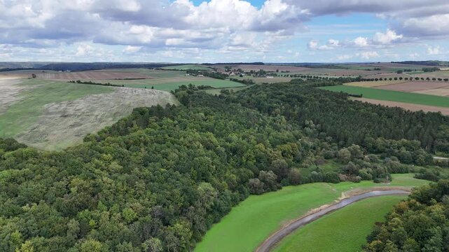 Le plan d'eau de Marville dans la Meuse a &eacute;t&eacute; progressivement ass&eacute;ch&eacute; en ao&ucirc;t et septembre 2025 pour pr&eacute;server la faune et la flore en aval dans la rivi&egrave;re de l'Othain 
