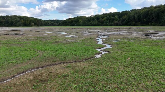 Le plan d'eau de Marville dans la Meuse a &eacute;t&eacute; progressivement ass&eacute;ch&eacute; en ao&ucirc;t et septembre 2025 pour pr&eacute;server la faune et la flore en aval dans la rivi&egrave;re de l'Othain 