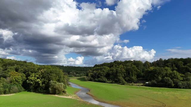 Le plan d'eau de Marville dans la Meuse a &eacute;t&eacute; progressivement ass&eacute;ch&eacute; en ao&ucirc;t et septembre 2025 pour pr&eacute;server la faune et la flore en aval dans la rivi&egrave;re de l'Othain 