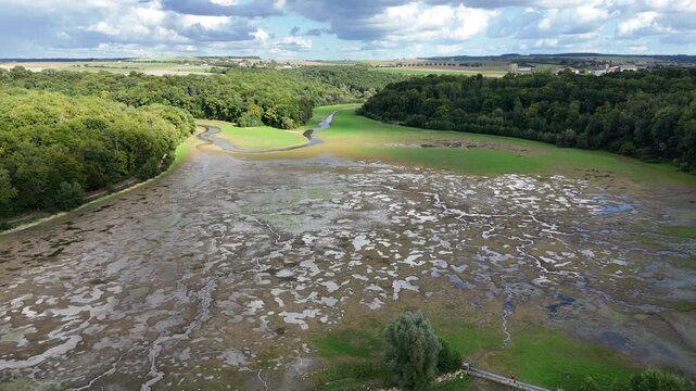 Le plan d'eau de Marville dans la Meuse a &eacute;t&eacute; progressivement ass&eacute;ch&eacute; en ao&ucirc;t et septembre 2025 pour pr&eacute;server la faune et la flore en aval dans la rivi&egrave;re de l'Othain 