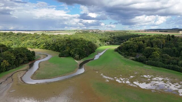Le plan d'eau de Marville dans la Meuse a &eacute;t&eacute; progressivement ass&eacute;ch&eacute; en ao&ucirc;t et septembre 2025 pour pr&eacute;server la faune et la flore en aval dans la rivi&egrave;re de l'Othain 