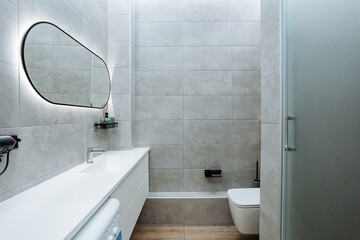 The contemporary bathroom features a sleek, minimalist design that enhances aesthetics while ensuring cleanliness, comfort, and functionality, ideal for everyday use and relaxation