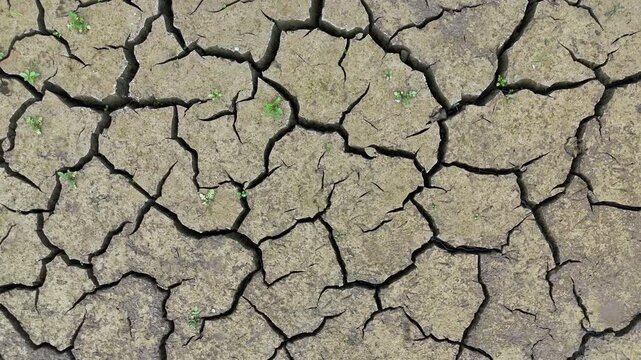 fond d'un plan d'eau ass&eacute;ch&eacute;, vid&eacute;o tournante en s'&eacute;loignant du sol