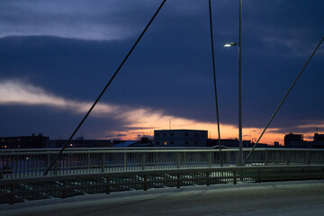 冬の朝と雪の積もった橋