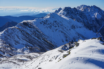 槍ヶ岳から南岳への積雪した登山道