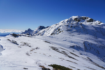 槍ヶ岳から南岳への積雪した登山道