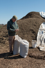 Productor agropecuario controlando cosecha de man&iacute;