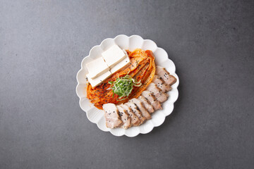 Tofu Kimchi Bossam with a gray background 회색배경의 두부김치 보쌈