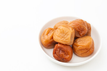 皿に乗った梅干し　白バック