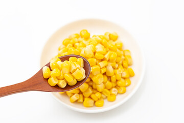 スプーンですくったコーン　白バック