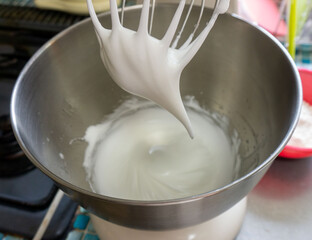 ボウルにメレンゲを立ててツノが立っている様子