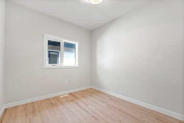Room with a white wall and a window