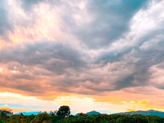 Paisaje de aurora tropical.