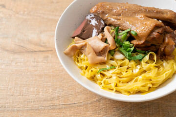 Egg noodles served dry with braised duck