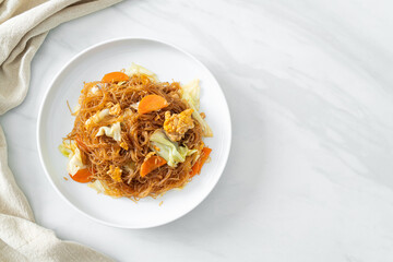 stir fried vermicelli with cabbage, carrot and egg