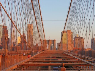 Obraz premium view from the Brooklyn bridge to the Manhattan skyline and East river at dawn in summer, New York
