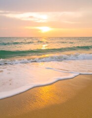Obraz premium Golden sunset over tranquil ocean waves
