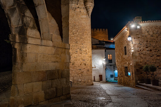 Vista panor&aacute;mica del casco hist&oacute;rico de la ciudad espa&ntilde;ola de C&aacute;ceres con vistas a los tejados de tejas marrones de edificios antiguos alrededor de la plaza principal en el soleado d&iacute;a de verano
