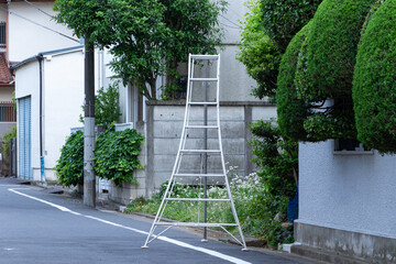 木を切る作業用の脚立 © tatsuya