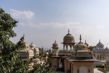Obraz premium Panoramic View of Domed Cenotaphs at Gaitore Ki Chhatriyan, Jaipur, India