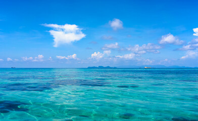 Obraz premium Seascape of Lipe island with clear water and blue sky with cloud.