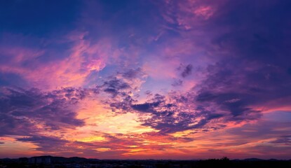 Fototapeta premium Vibrant sunset sky with dramatic clouds