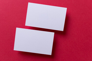 赤背景に白いカード