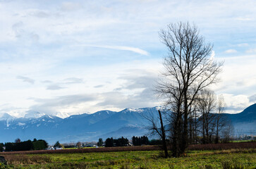 Obraz premium View of rural canada on Highway from Abbotsford to Hope, BC, Canada with mountains, valleys and farms in the background