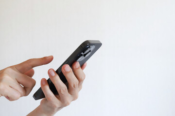 スマートフォンを使う手元