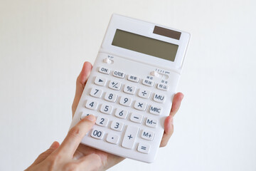 計算機を使う手元　ビジネスイメージ