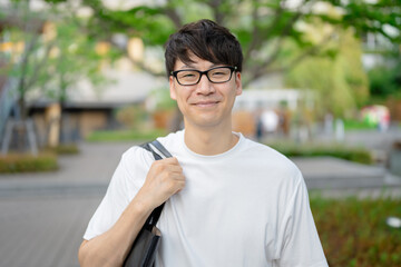 Fototapeta premium 鞄をを肩にかけた男性