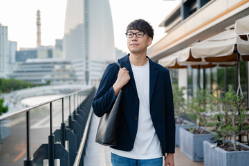 都会を歩く男性