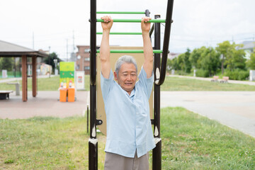 Obraz premium 公園で運動するシニア男性