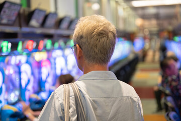 パチンコ店で遊ぶ男性