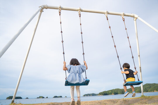 海でブランコ