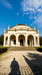 Obraz premium Exterior of a light-beige, round building with arched walkways