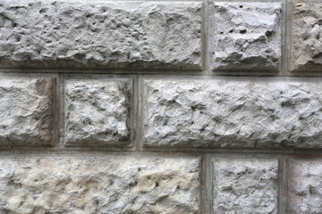 Mur extérieur en pierre texturée et martelée d'un immeuble