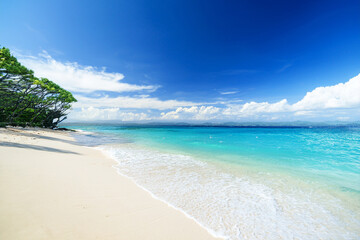 南国の青空とビーチ
