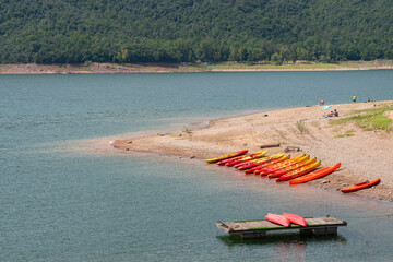 Canoas naranjas en un lago 
