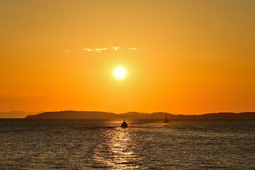 海から昇る朝日