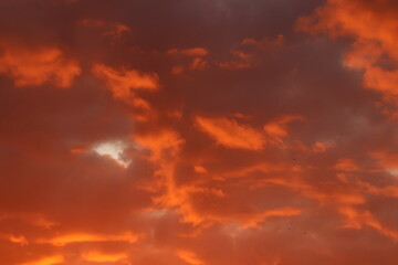 cielo rosso al tramonto