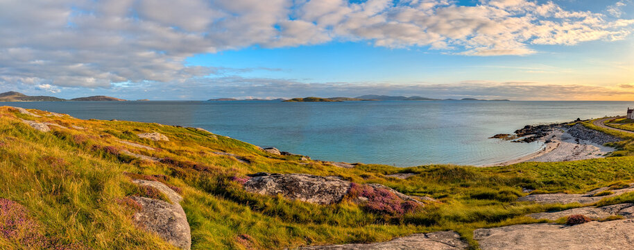 Karibik-Feeling auf South Uist &ndash; t&uuml;rkisblaues Panorama in den &Auml;u&szlig;eren Hebriden, Schottland -K&uuml;stenlandschaft mit t&uuml;rkisblauem Wasser, violetter Besenheide und Sandbucht. Sommerliche Ruhe und Fernweh.