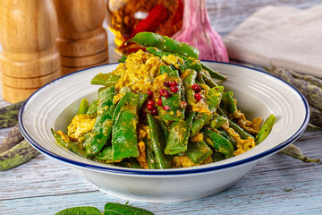 Steamed green beans with egg scramble
