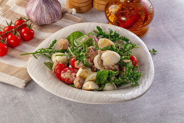 Green salad with canned tuna