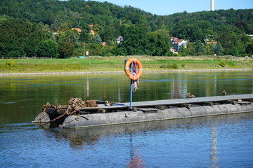 Kleiner Boots-Steg in der Elbe in Dresden