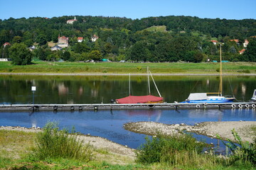 Kleiner Boots-Steg in der Elbe in Dresden