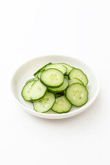 皿に乗ったきゅうりの輪切り　白バック
