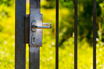 Ein verschlossenes Tor aus Metall mit Türgriff  © Chris